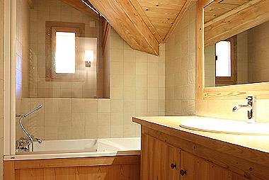 Vente privée Résidence Alba – Salle de bain - décor bois