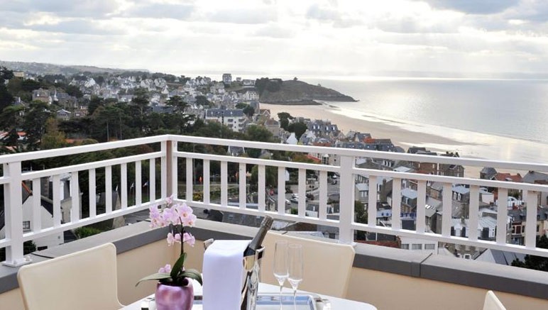 Un appartement à la décoration naturelle surplombant la mer