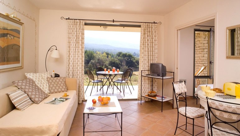 Vente privée Résidence Provence Country Club 4* – Pièce à vivre lumineuse et spacieuse