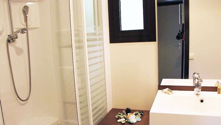 Vente privée Résidence Le Galoubet – Salle de bain avec douche