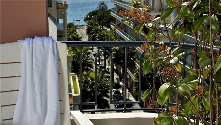 Vente privée Hôtel 3* Best Western Astoria – Profitez de l'agréable balcon pour savourer votre bouteille de vin offerte