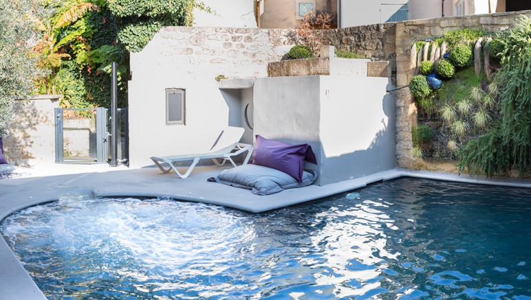 Vente privée Hostellerie Le Castellas 3* – Profitez des derniers rayons de soleil au bord de la piscine