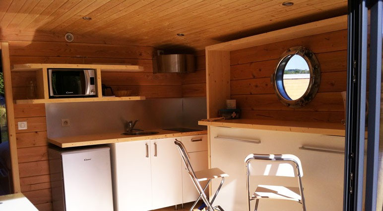 Vente privée Village des Monédières – Pièce à vivre avec coin cuisine ouvert (bateau)