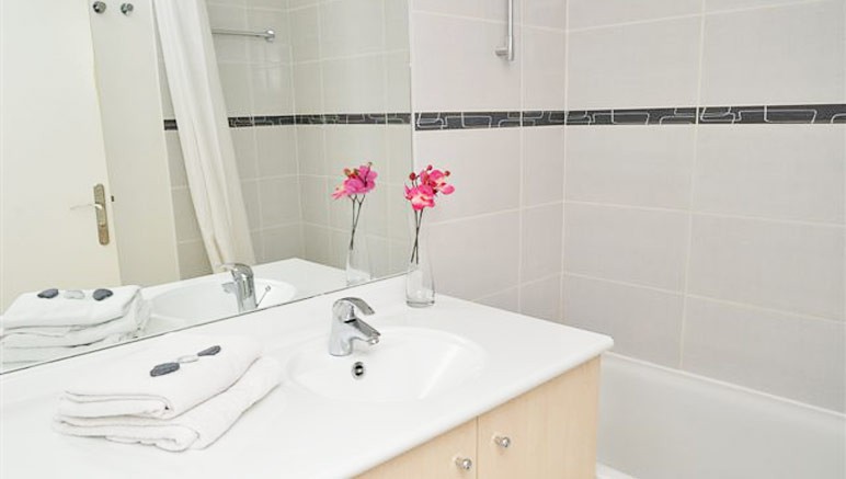 Vente privée Résidence Les Pleiades 3* – Salle de bain avec douche ou baignoire