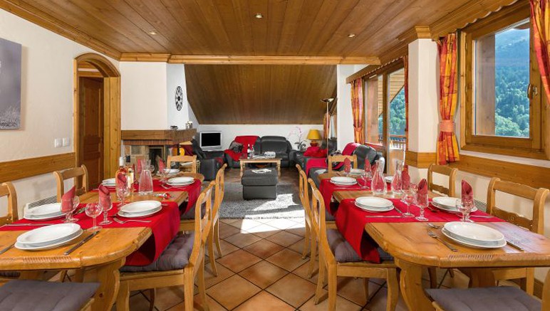 Vente privée Les Chalets de Méribel – Agréable coin repas ouvert sur le séjour