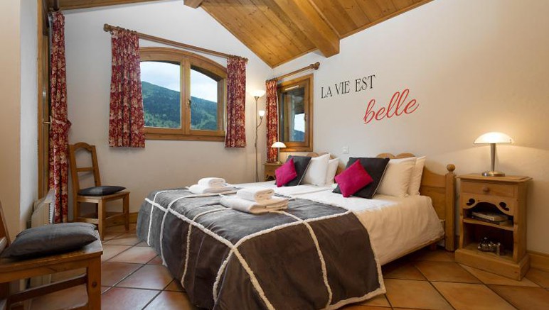 Vente privée Les Chalets de Méribel – Chaque chambre dispose de deux lits simples...