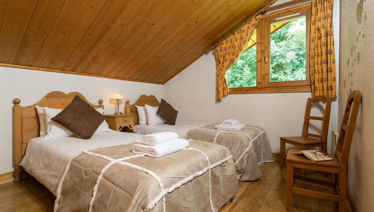 Vente privée Les Chalets de Méribel – Chaque chambre dispose de deux lits simples...