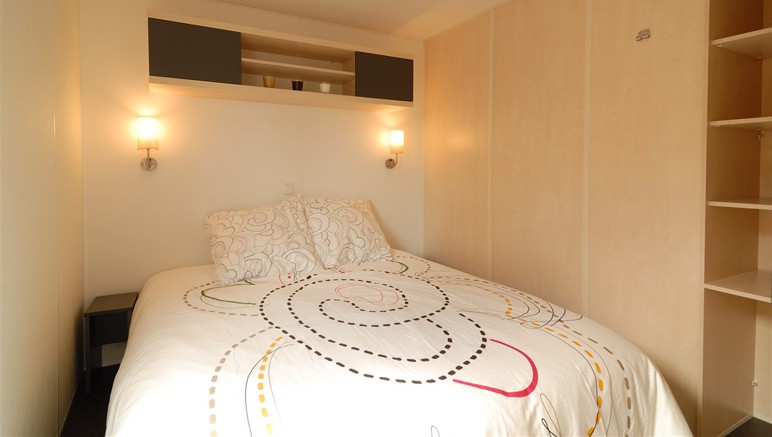 Vente privée Camping 5* Domaine de la Dragonnière – Chambre avec lit double (cottages "VIP")