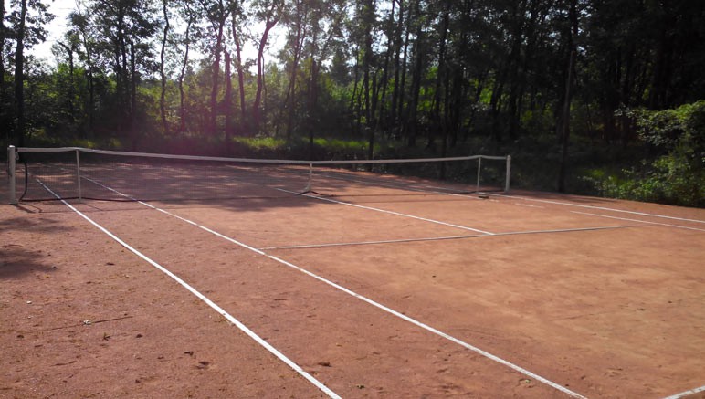 Vente privée Camping du Lizot – Le court de tennis (en supplément)