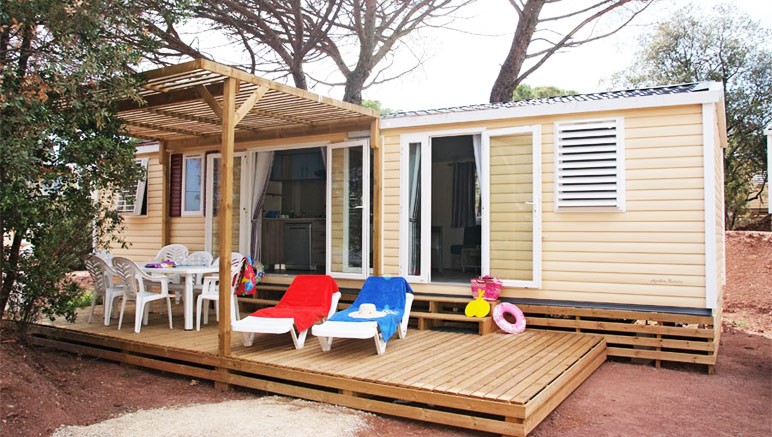 Vente privée Camping Les Cigales – Votre mobil-home avec salon de jardin