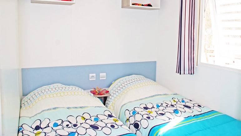 Vente privée Camping Les Cigales – Chambre avec lits simples