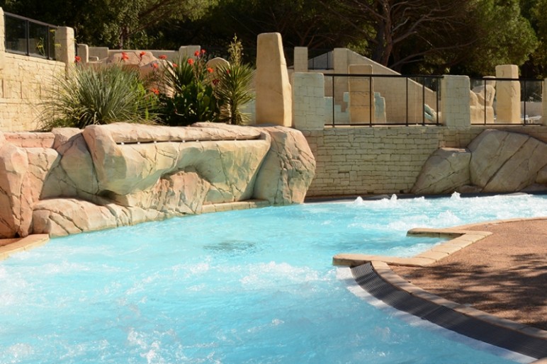 Vente privée Camping Les Cigales – Profitez de la piscine avec remous...