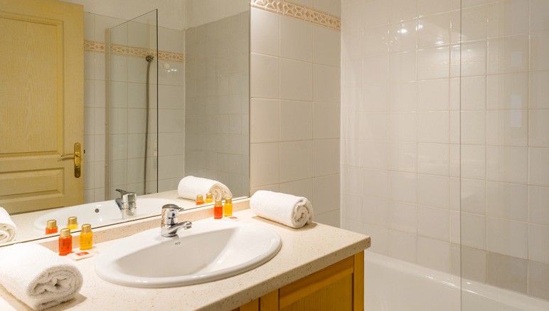 Vente privée Résidence Les Pics d'Aran 3* – Salle de bain avec douche ou baignoire