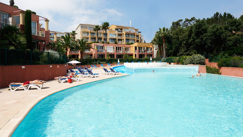 Vente privée Résidence hotelière Horizon Bleu – Accès inclus à la piscine extérieure avec pataugeoire