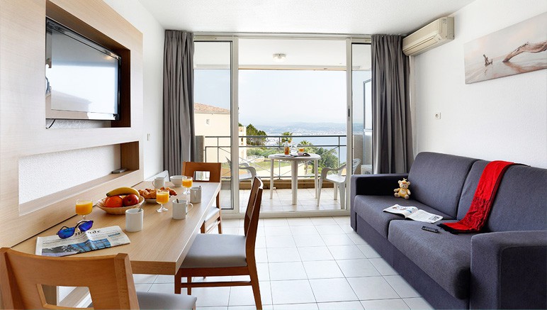 Vente privée Résidence hotelière Horizon Bleu – Séjour lumineux avec canapé-lit