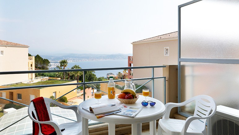 Vente privée Résidence hotelière Horizon Bleu – Balcon ou terrasse dans tous les appartements, avec vue sur la mer ou sur l'Esterel