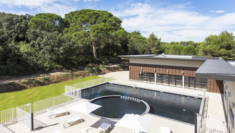 Vente privée Résidence Club Le Pont du Gard 4* – Accès inclus à la piscine extérieure chauffée (d'avril à septembre)