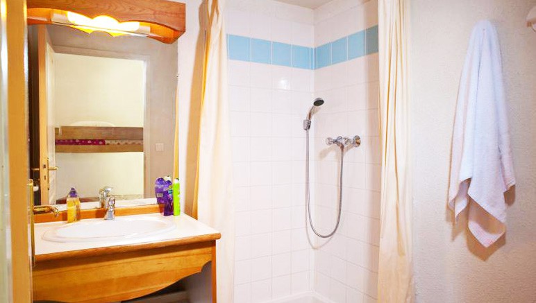 Vente privée Résidence La Crête du Berger 3* – Salle de bain avec douche ou baignoire
