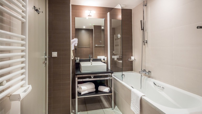 Vente privée Résidence hôtelière Hipark Marseille – Salle de bain avec douche ou baignoire
