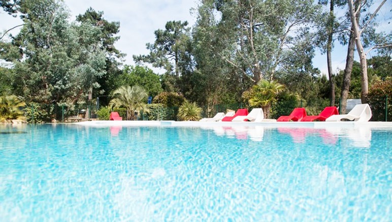Vente privée Camping 3* Les Pins – Profitez librement de la piscine extérieure chauffée...