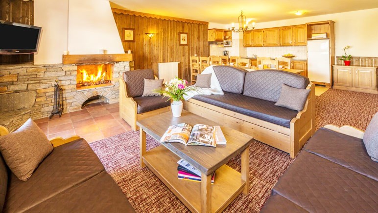 Vente privée Résidence Chalet Altitude 5* – Grand séjour, avec cheminée et cuisine ouverte