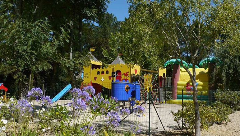 Vente privée Camping 4* Le Rosnual – Aire de jeux gratuite pour les enfants