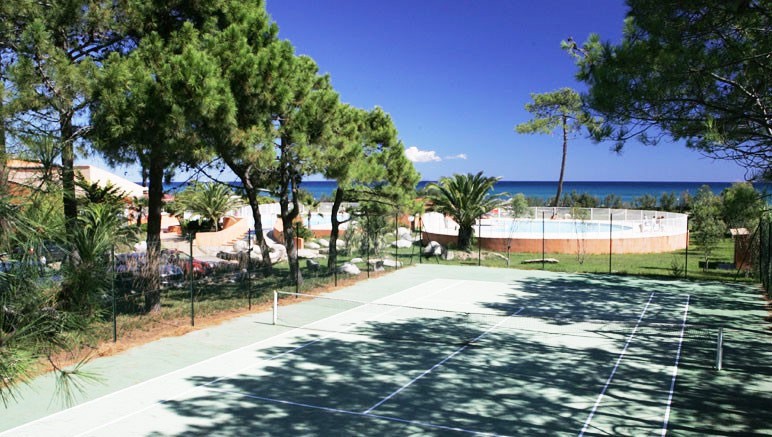 Vente privée Résidence Cala Bianca 3* – Court de tennis en accès libre