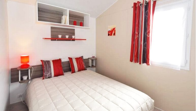 Vente privée Camping 4* Les Blancs Chênes – La chambre avec lit double