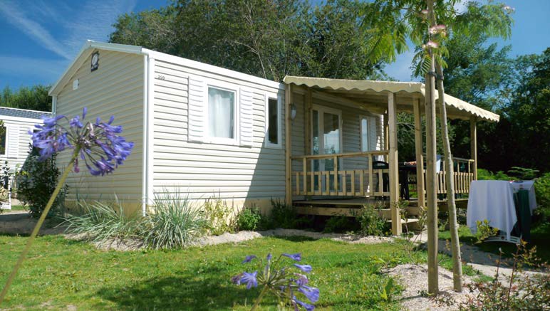 Vente privée Camping 4* Les Blancs Chênes – Une agréable terrasse avec salon de jardin
