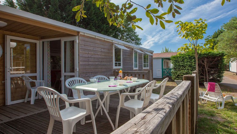 Vente privée Camping Club 5* La Rive – Votre Mobil-home avec terrasse et salon de jardin