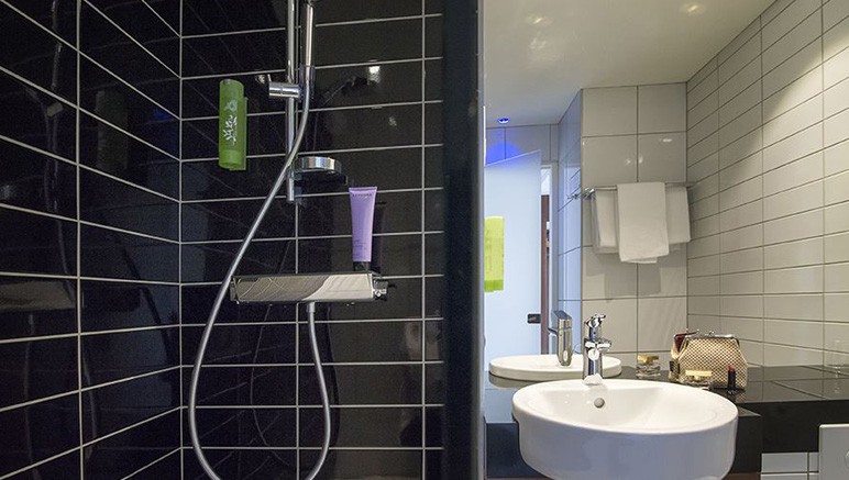 Vente privée Hôtel 3* Holiday Inn Express Lille – Salle de bain avec douche