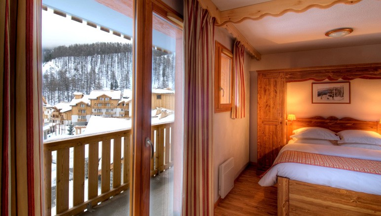 Vente privée Résidence Les Hauts de Préclaux 3* – Chambre décorée dans un style montagnard avec lit double