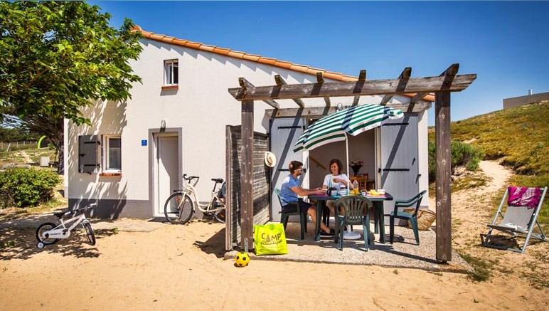 Vente privée Village Vacances Le Petit Bec – Terrasse avec mobilier de jardin