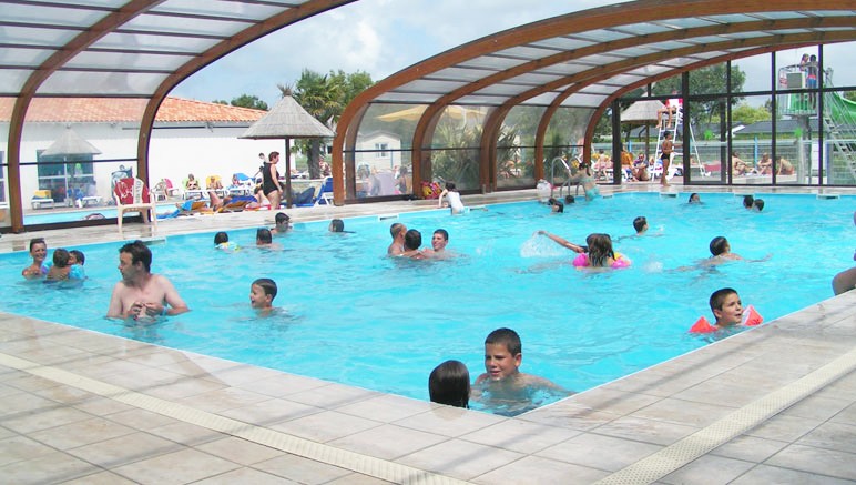 Vente privée Camping 4* Oléron Loisirs – ... et à la piscine couverte chauffée
