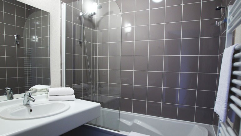 Vente privée Résidence Le Domaine du Mont 3* – Salle de bain avec douche ou baignoire