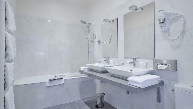 Vente privée Hôtel 3* Kyriad Saumur – Salle de bain avec douche ou baignoire