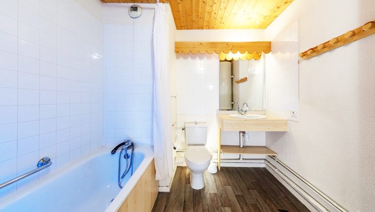 Vente privée Résidences Castor & Pollux 3* – Salle de bain avec baignoire