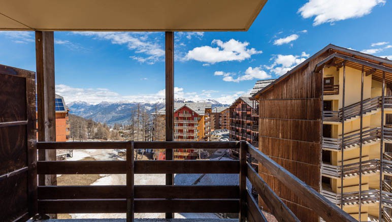 Vente privée Résidences Castor & Pollux 3* – Profitez du balcon de votre appartement pour contempler les montagnes et le village