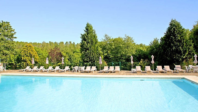 Vente privée Hôtel 3* Le Château de Périgny – Le grand parc et la piscine vous invitent à la détente au grand air