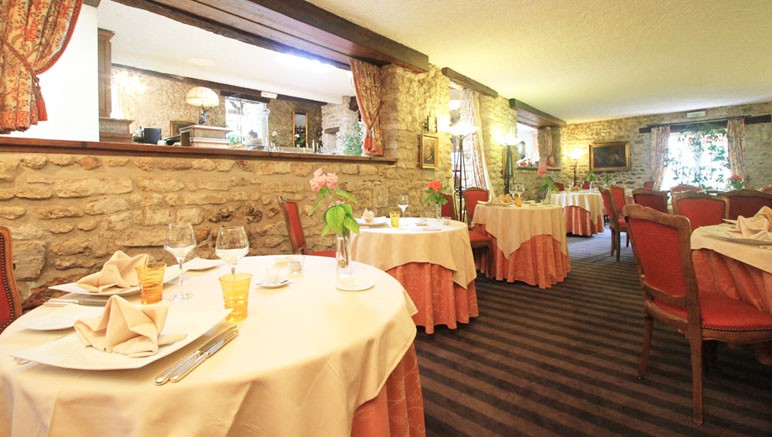 Vente privée Hôtel 3* Le Château de Périgny – Salle de restaurant (petits-déjeuners inclus)