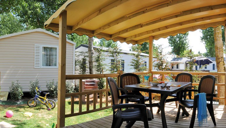 Vente privée Camping 4* Les Blancs Chênes – Terrasse avec mobilier de jardin