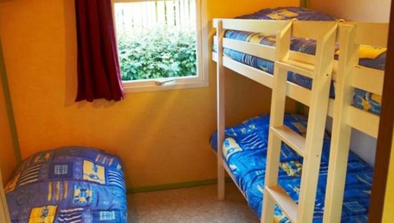 Vente privée Camping 3* Village Grand Sud – Chambre avec lit superposé et lit simple