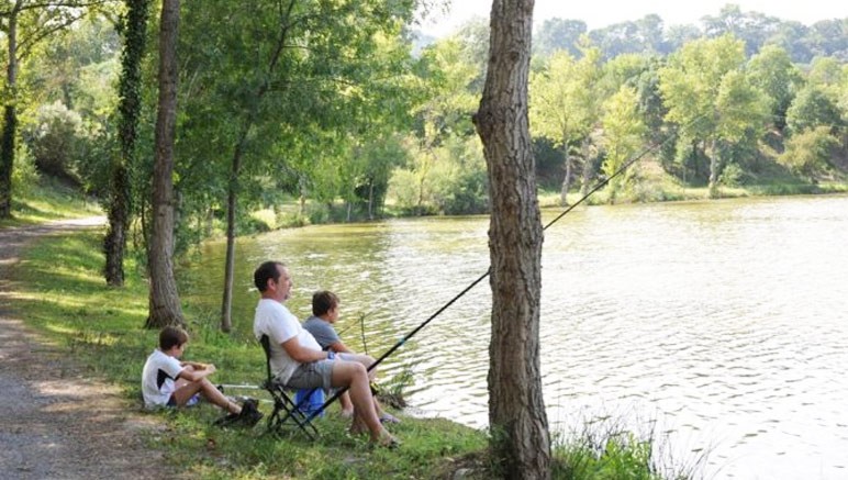 Vente privée Camping 3* Village Grand Sud – Libre accès au lac privé, où vous pourrez pêcher...