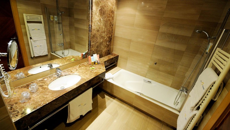 Vente privée Hôtel Abba Acteon 4* – Salle de bain avec douche ou baignoire