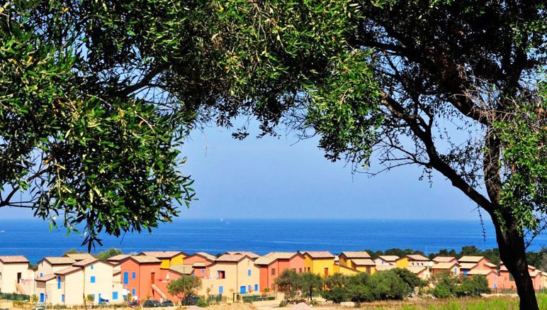 Vente privée Résidence Les Terrasses de Lozari 3* – Bienvenue en Corse, dans votre Résidence Les Terrasses de Lozari 3* avec vue sur la mer