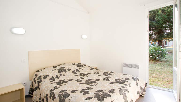 Vente privée Camping Club Les Abricotiers – Chambre avec lit double