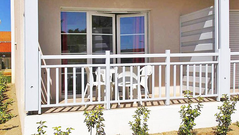 Vente privée Résidence Belle Dune – Terrasse avec mobilier de jardin dans tous les logements