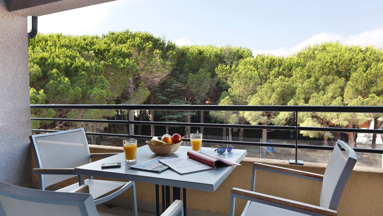 Vente privée Résidence 3* Las Motas – Terrasse ou balcon avec vue sur piscine ou parc boisé