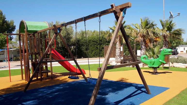 Vente privée Camping 3* La Masia – L'aire de jeux pour enfants en accès libre