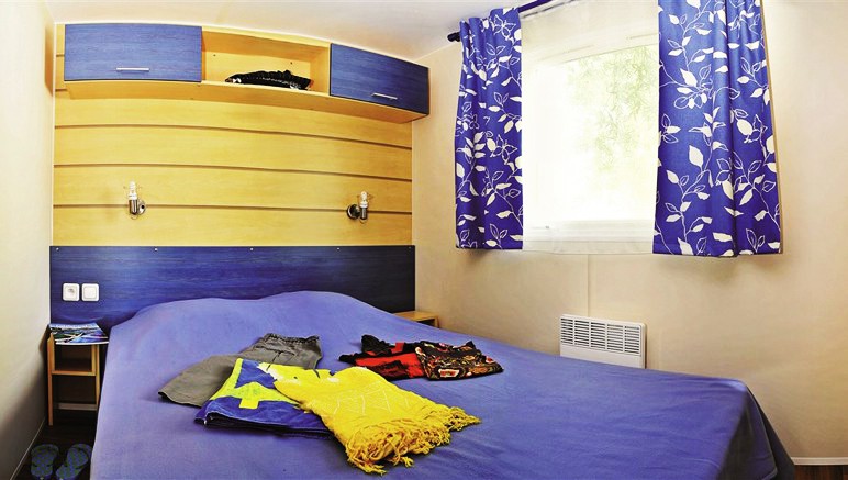 Vente privée Camping 5* Les Grosses Pierres – Chambre avec lit double
